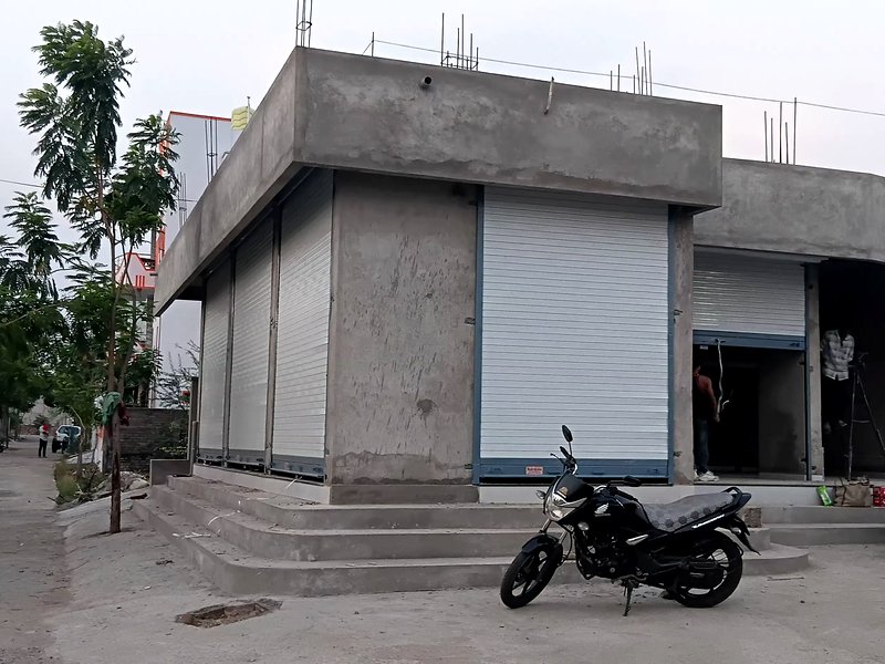 Multiple shops ke rolling shutters corner view, Nagpur