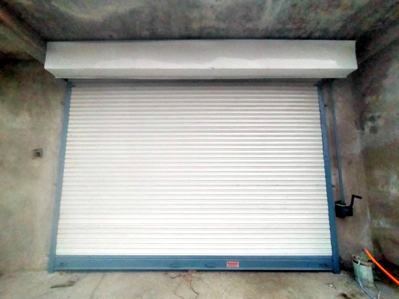 Godown ke liye white gear-operated rolling shutter, Nagpur